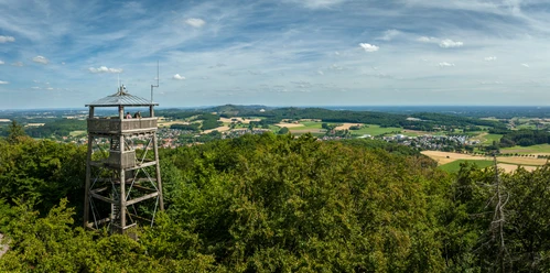 Borgholzhausen-Luisenturm-Teutoburger-Wald-Tourismus-D-Ketz-057.jpg Der hölzerne Luisenturm bietet einen weiten Blick über die Landschaft des Teutoburger Waldes.