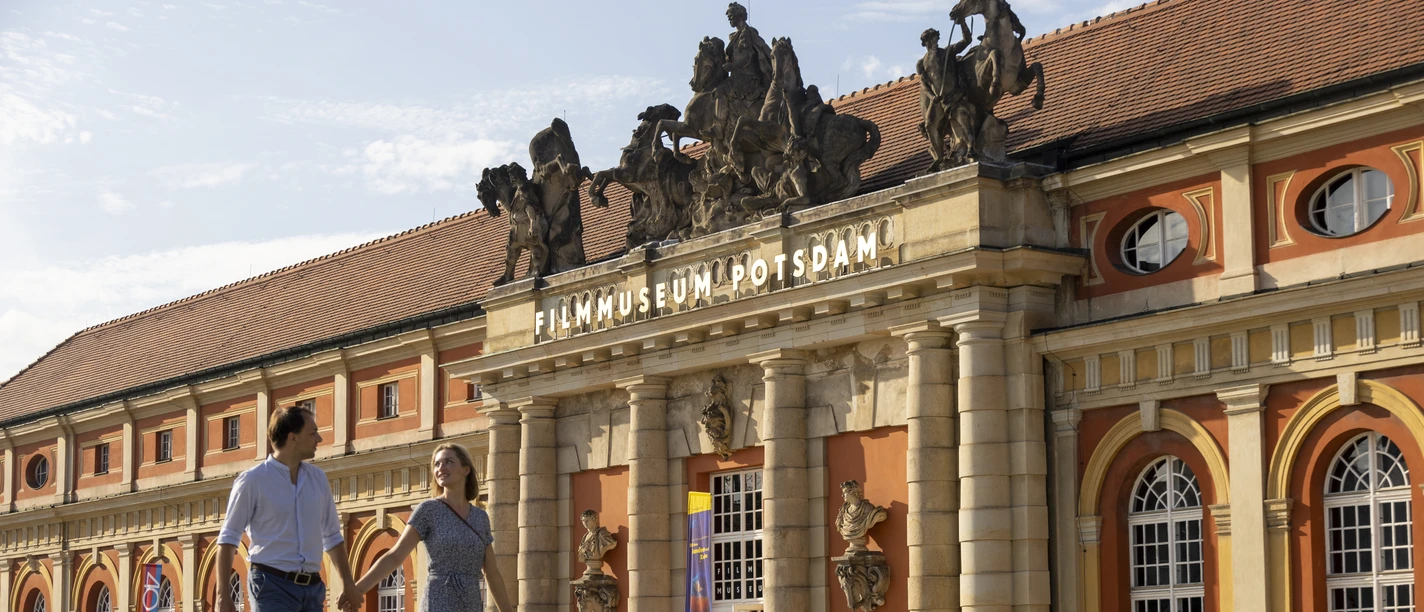 Filmmuseum Potsdam Zwei Personen vor dem Eingang zum Filmmuseum Potsdam