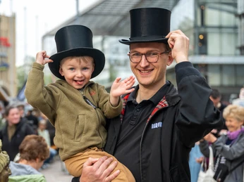 6. Hutfestival - Das Festival der Straßenkunst 6. Hutfestival - Das Festival der Straßenkunst6th Hat Festival - The festival of street art6. festival klobouků - Festival pouličního umění6th Hat Festival - Festiwal sztuki ulicznej6th Hat Festival - Het festival van de straatkunst6° Hat Festival - Il festival dell'arte di strada