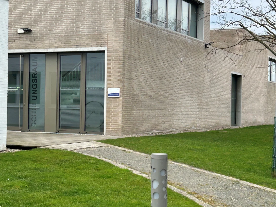 Eingang Schulungsraum mit Weg 1.jpg