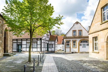 Hörstel_Bevergern_Ortskern_Stadtmarketing Hörstel UG.jpg Das Bild zeigt den historischen Ortskern von Bevergern mit Fachwerkhäusern und gepflasterten Wegen.
