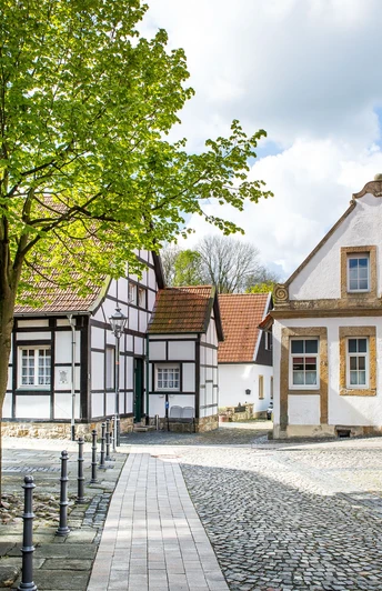 Hörstel_Bevergern_Ortskern_Stadtmarketing Hörstel UG.jpg Das Bild zeigt den historischen Ortskern von Bevergern mit Fachwerkhäusern und gepflasterten Wegen.