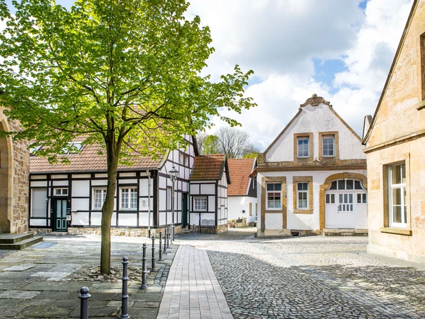 Hörstel_Bevergern_Ortskern_Stadtmarketing Hörstel UG.jpg Das Bild zeigt den historischen Ortskern von Bevergern mit Fachwerkhäusern und gepflasterten Wegen.