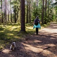 Bad Driburg_Wandern_pexels-pille-kirsi.jpg Eine Frau wandert mit ihrem Hund an Reelsen entlang.