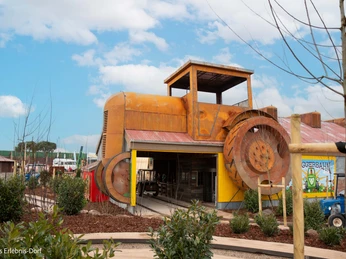 Treggerbahn Große, rustikale Maschine mit Rädern, Teil einer Freiluftausstellung.