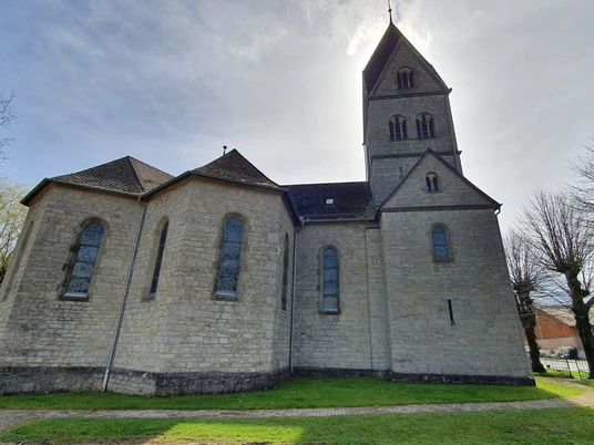 St. Martinus Kirche von der Seite in Reeslen.