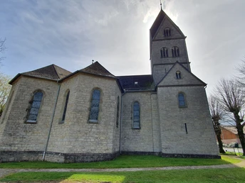 Bad Driburg_Ortschaft Reelsen_St. Martinus Kirche.jpg St. Martinus Kirche von der Seite in Reeslen.