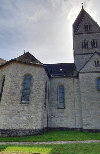 Bad Driburg_Ortschaft Reelsen_St. Martinus Kirche.jpg St. Martinus Kirche von der Seite in Reeslen.