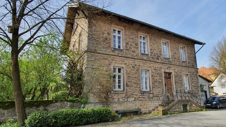 Die alte Schule von außen in der Ortschaft Reelsen.