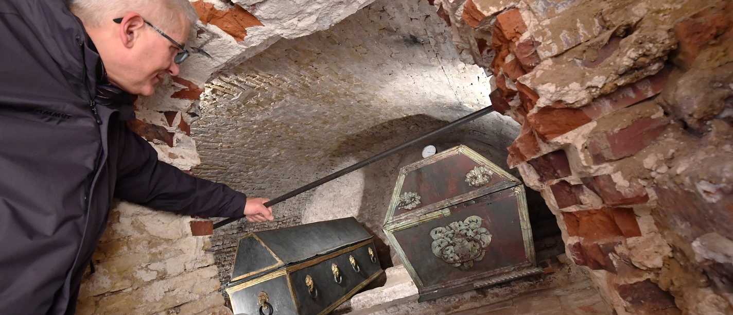 Grafengruft in der ev.ref. Kirche.jpg Das Bild zeigt die Grafengruft in der ev.ref. Kirche