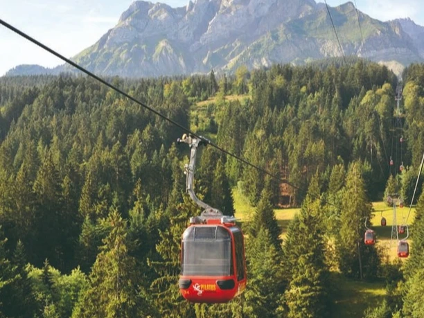 Panorama-Gondelbahn_Sommer_Blick_Pilatus__Hochformat.jpg