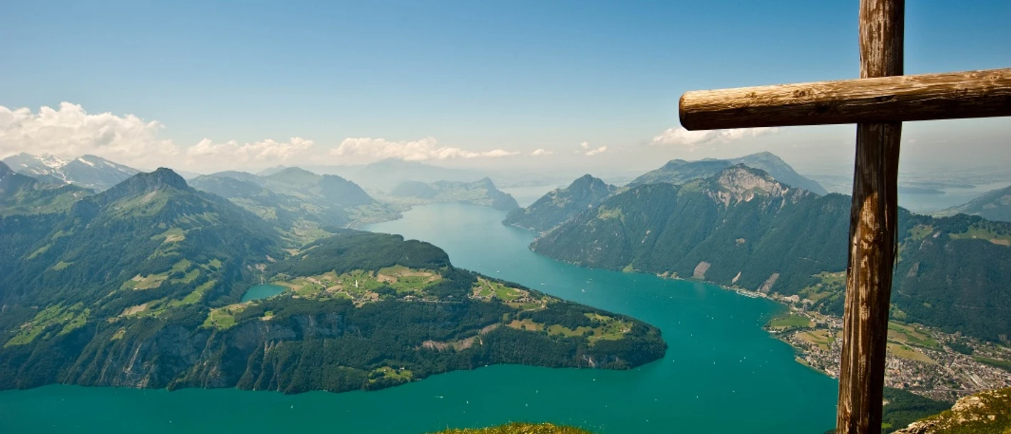 Gipfelkreuz mit Blick auf den Urner- und Vierwaldstättersee. Links Seesliberg mit See, rechts das Rigi Massiv.