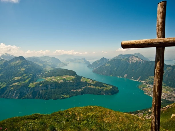 Gipfelkreuz mit Blick auf den Urner- und Vierwaldstättersee. Links Seesliberg mit See, rechts das Rigi Massiv.