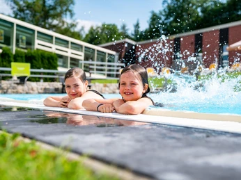 saisonaler Außen-Pool mit Kindern
