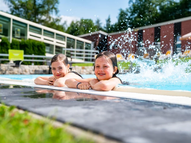 saisonaler Außen-Pool mit Kindern