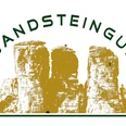 Logo Elbsandsteinguides Logo mit drei stilisierten, goldenen Sandsteinfelsen und dem Schriftzug "Elbsandsteinguides" in einem Bogen darüber.