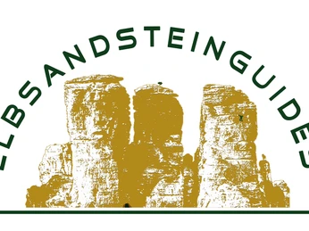 Logo Elbsandsteinguides Logo mit drei stilisierten, goldenen Sandsteinfelsen und dem Schriftzug "Elbsandsteinguides" in einem Bogen darüber.Logo with three stylized, golden sandstone rocks and the lettering "Elbsandsteinguides" in an arch above them.Logo se třemi stylizovanými zlatými pískovcovými skalami a nápisem "Elbsandsteinguides" v oblouku nad nimi.Logo z trzema stylizowanymi skałami ze złotego piaskowca i napisem "Elbsandsteinguides" w łuku nad nimi.Logo met drie gestileerde, gouden zandstenen rotsen en het opschrift "Elbsandsteinguides" in een boog erboven.Logo con tre rocce stilizzate di arenaria dorata e la scritta "Elbsandsteinguides" in un arco sopra di esse.