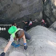 Klettersteigtouren Elbsandsteinguides Personen klettern in einer steilen Felswand im Elbsandsteingebirge, tragen Rucksäcke und nutzen Seile; die Atmosphäre wirkt abenteuerlich.People climb up a steep rock face in the Elbe Sandstone Mountains, carrying rucksacks and using ropes; the atmosphere is adventurous.Lidé lezou po strmé skalní stěně v Labských pískovcích s batohy na zádech a na lanech, atmosféra je dobrodružná.Ludzie wspinają się na stromą ścianę skalną w Górach Piaskowca Łabskiego, niosąc plecaki i używając lin; atmosfera jest pełna przygód.Mensen beklimmen een steile rotswand in het Elbezandsteengebergte, dragen rugzakken en gebruiken touwen; er hangt een avontuurlijke sfeer.Le persone si arrampicano su una ripida parete rocciosa nelle montagne di arenaria dell'Elba, portando zaini e usando corde; l'atmosfera è avventurosa.