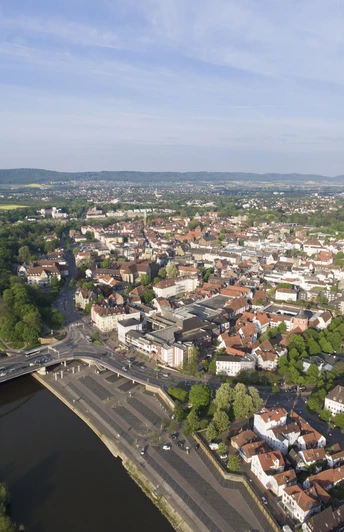 Das Bild zeigt Minden von oben, Drohnenansicht.