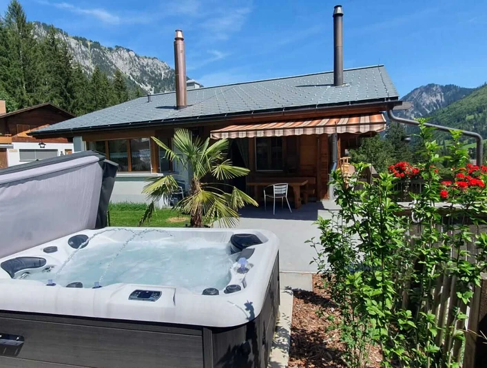 Garden with whirlpool