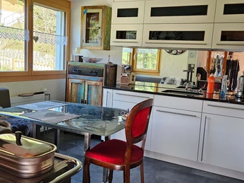 Cuisine avec table à manger