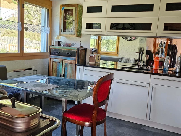 Cuisine avec table à manger