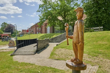 Alte Fähre und Holzfigur Oberndorf (Oste)