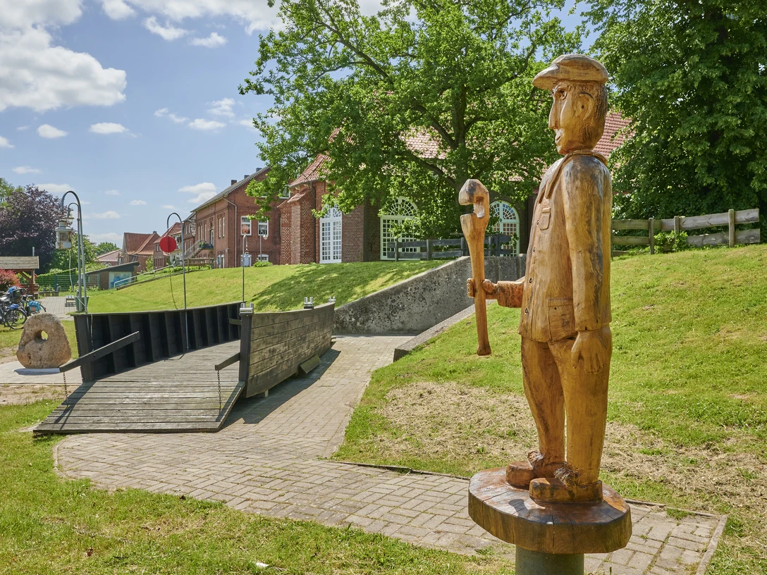 Alte Fähre und Holzfigur Oberndorf (Oste)
