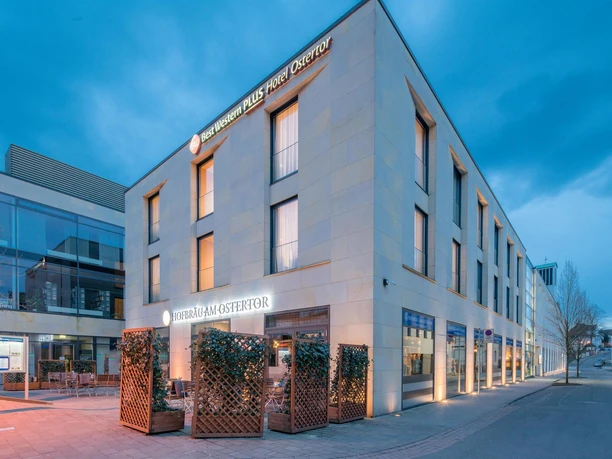 Modernes Best Western Plus Hotel Ostertor bei Abendlicht mit Außenterrasse