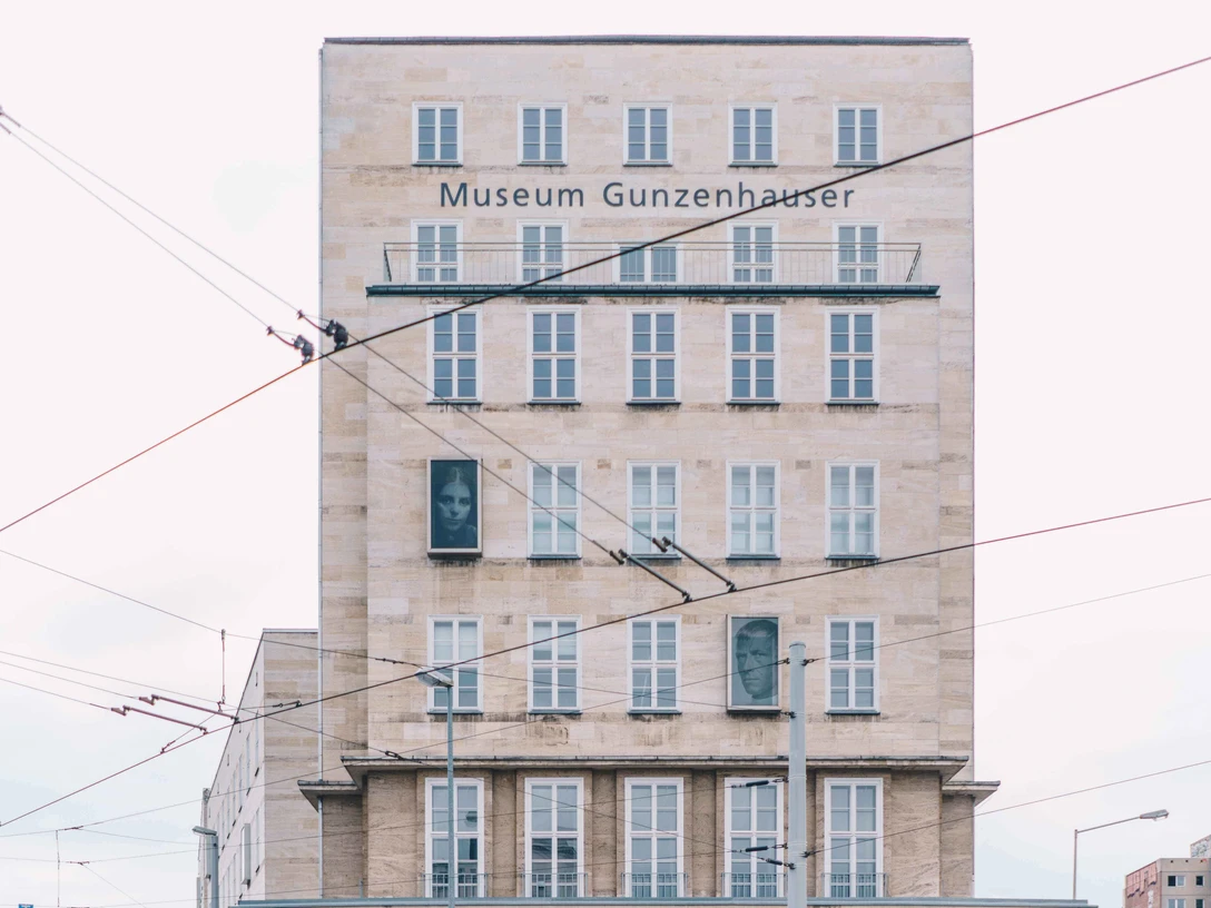 k-museum-gunzenhauser-c-ernesto-uhlmann.jpg Museum Gunzenhauser in modernem Gebäude mit hohen Fenstern und klarer Architektur.