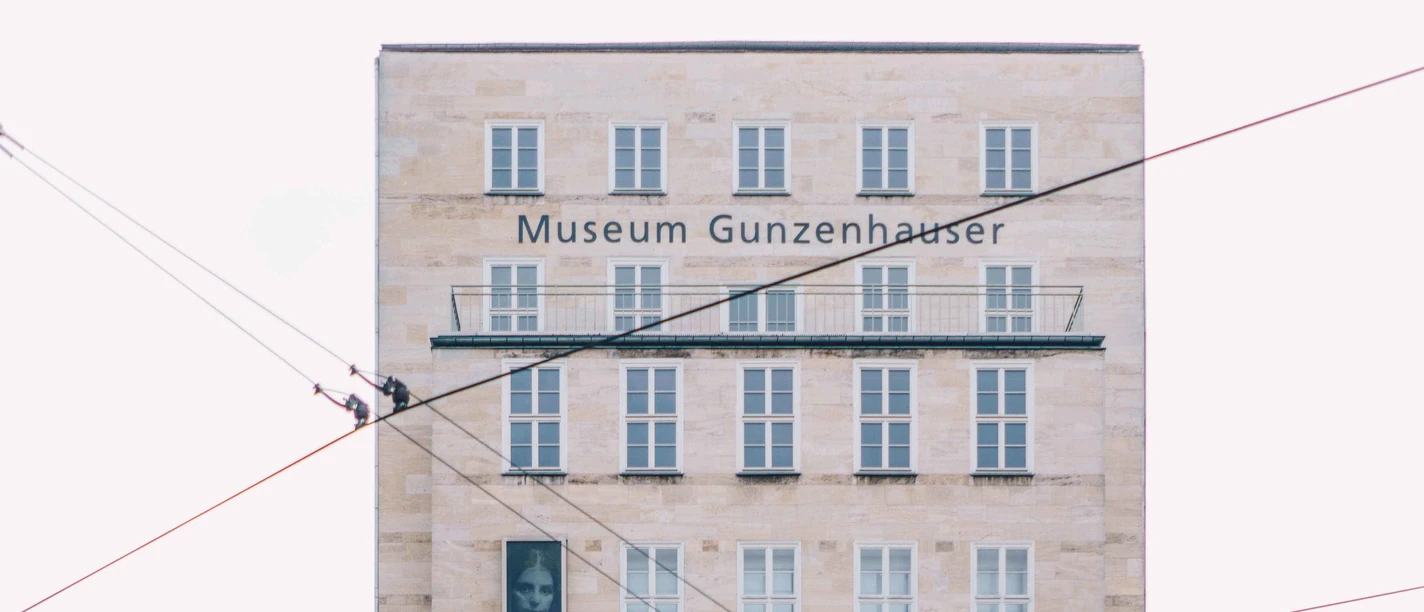 k-museum-gunzenhauser-c-ernesto-uhlmann.jpg Museum Gunzenhauser in modernem Gebäude mit hohen Fenstern und klarer Architektur.