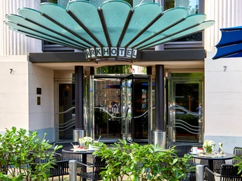 Tagungshotel Seaside Park Hotel Leipzig für Ihre Tagung & Konferenz in Leipzig Tagungshotel Seaside Park Hotel Leipzig mit Hoteleingang für Tagung & Konferenz Leipzig ConventionConference hotel Seaside Park Hotel Leipzig with hotel entrance for meeting & conference Leipzig conventionKonferenční hotel Seaside Park Hotel Leipzig se vstupem do hotelu pro setkání a konference Leipzig ConventionHotel konferencyjny Seaside Park Hotel Leipzig z wejściem do hotelu na spotkanie i konferencję Leipzig ConventionConferentiehotel Seaside Park Hotel Leipzig met hotelingang voor vergadering & conferentie Leipzig ConventionHotel per conferenze Seaside Park Hotel Leipzig con ingresso all'hotel per riunioni e conferenze Convention Leipzig