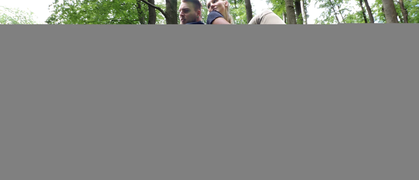 Wanderer auf moosigem Stein - Marketing Extertal.jpg