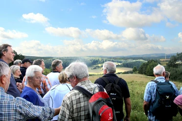 Wanderer vor Ausblick - Marketing Extertal.jpg
