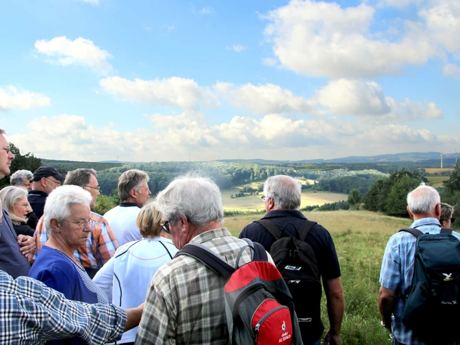 Wanderer vor Ausblick - Marketing Extertal.jpg