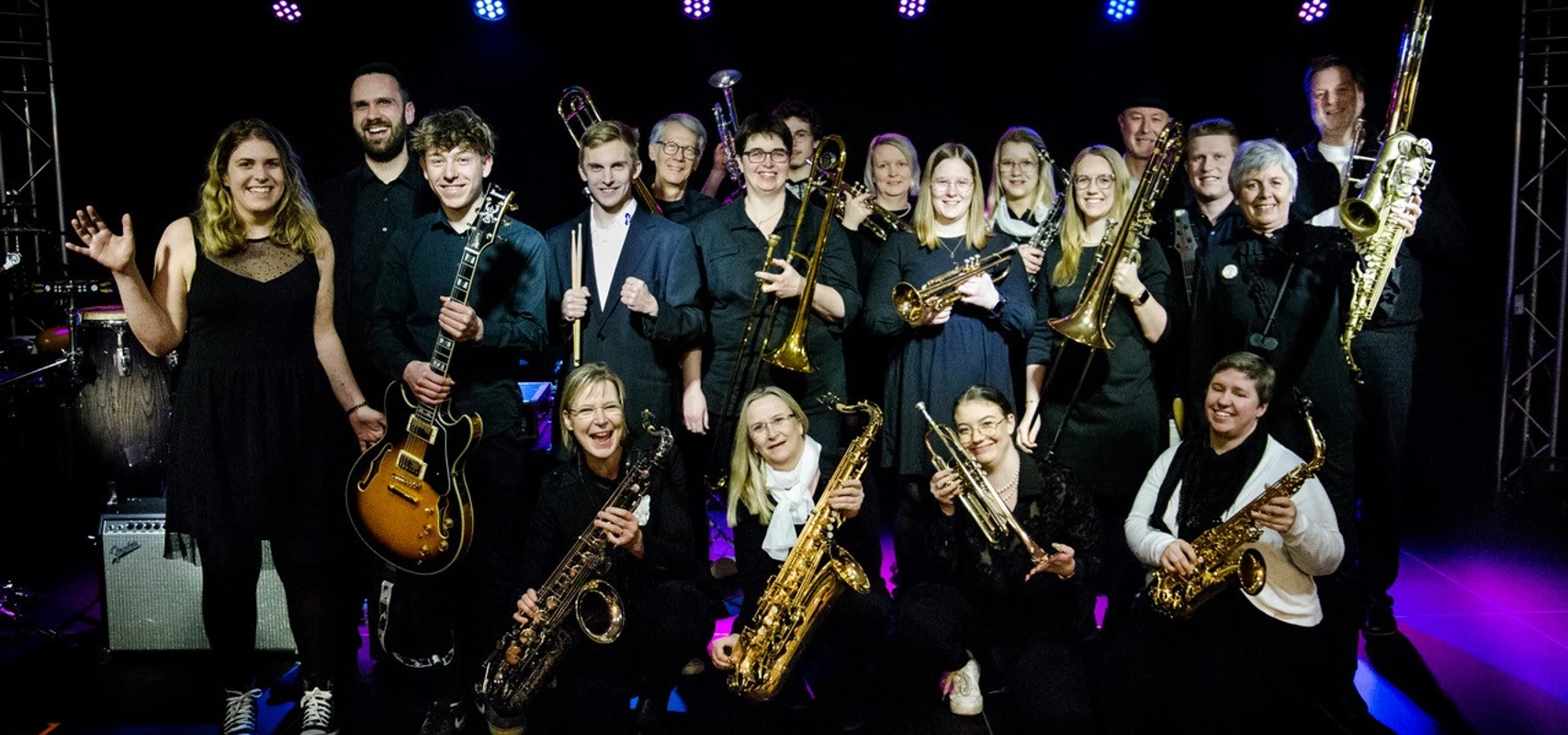 Nordic Big Band Pressefoto.jpg Menschengruppe mit Instrumenten