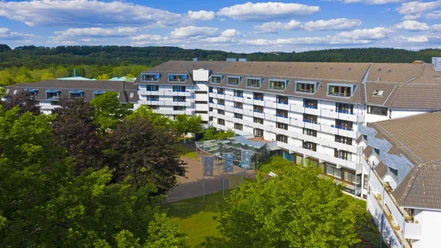 Bad Driburg_Gräfliche Kliniken_Caspar Heinrich Klinik Blick auf die Caspar Heinrich Klinik, umgeben von Bäumen, mit fünfgeschossigem Gebäude und schöner Gartenanlage.