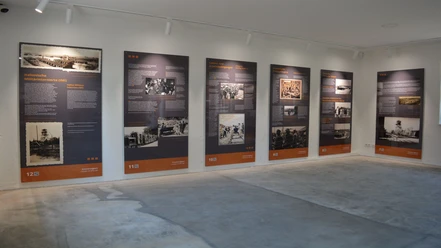 Ausstellungsraum mit mehrsprachigen Informationstafeln zur Geschichte des Kriegsgefangenenlagers XII