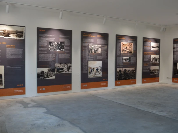 Ausstellungsraum mit mehrsprachigen Informationstafeln zur Geschichte des Kriegsgefangenenlagers XII