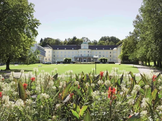 Klinik von außen im Park Bad Hermannsborn.