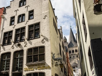 Cologne old town Historisches Gebäude in Kölns Altstadt mit dem Schriftzug "Sünner im Walfisch".Historic building in Cologne's old town with the lettering "Sünner im Walfisch".