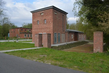 Backsteinbauten des ehemaligen Lagers XII Dalum mit saniertem Wachgebäude und begrüntem Umfeld