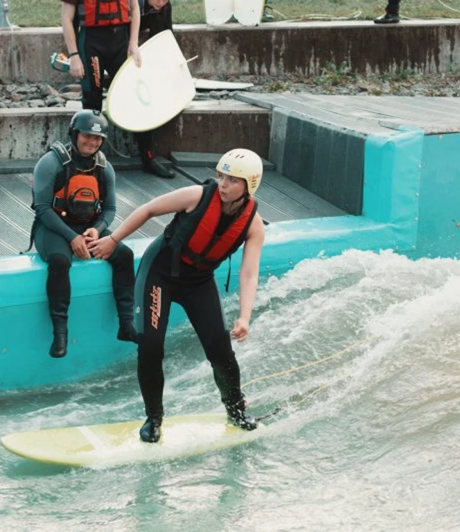 anna-kieselbach-67-800x533.jpg Surfen auf der stehenden Welle | Foto: Anna Kieselbach