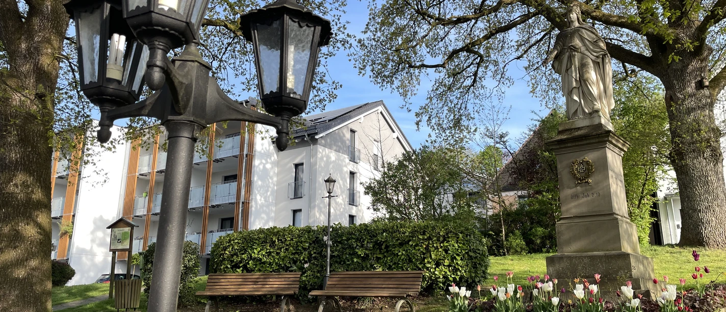 Denkmalsplatz Valbert mit Sitzgelegenheiten