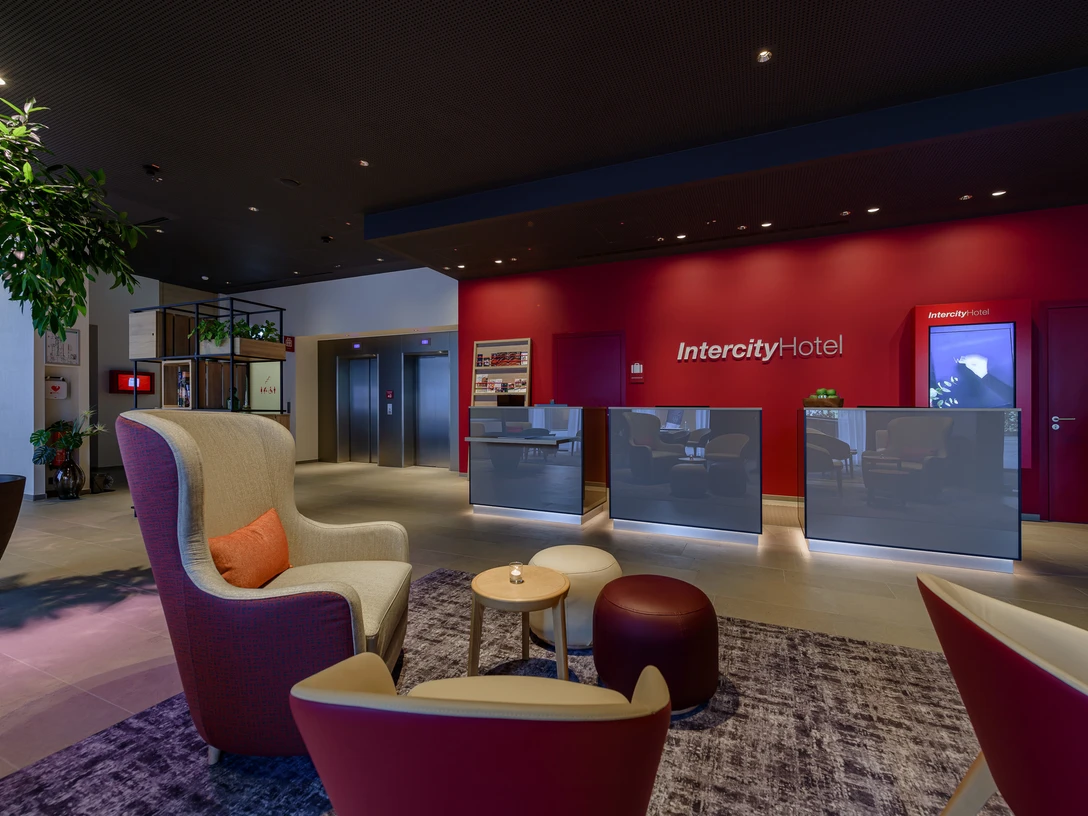 Public_Lobby_Teutoburger-Wald-Tourismus-InterCity-Hotel.jpg Helle Lobby des InterCity Hotels mit modernen Sitzecken und einem einladenden Empfangsbereich.