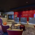 Public_Lobby_Teutoburger-Wald-Tourismus-InterCity-Hotel.jpg Helle Lobby des InterCity Hotels mit modernen Sitzecken und einem einladenden Empfangsbereich.
