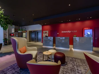 Public_Lobby_Teutoburger-Wald-Tourismus-InterCity-Hotel.jpg Helle Lobby des InterCity Hotels mit modernen Sitzecken und einem einladenden Empfangsbereich.