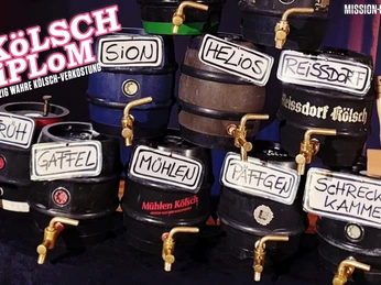 DiPLOM_Pitter-Pyramide Kölsch Diplom: verschiedene Fässer stehen aufeinander gestapelt mit Schildern von Kölschsorten dran gehängtKölsch diploma: various barrels are stacked on top of each other with signs of Kölsch varieties hung on them