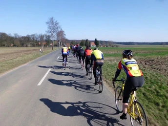 Auf glattem Asphalt durch abwechselungsreiche Gegend