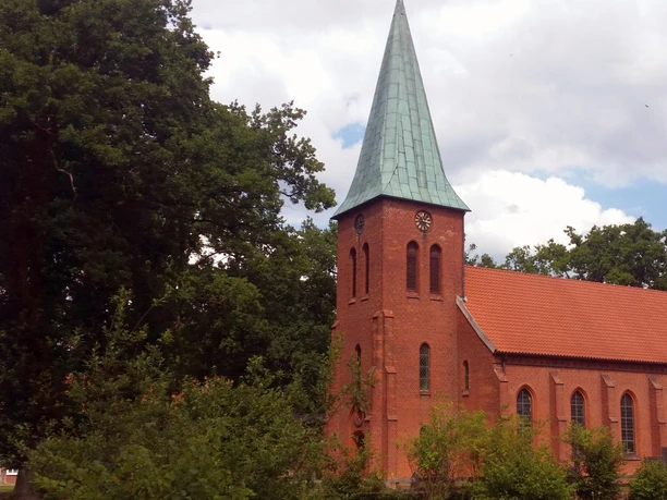Evangelisch-lutherische Kirche in Emern – markanter Backsteinbau im Dorfkern